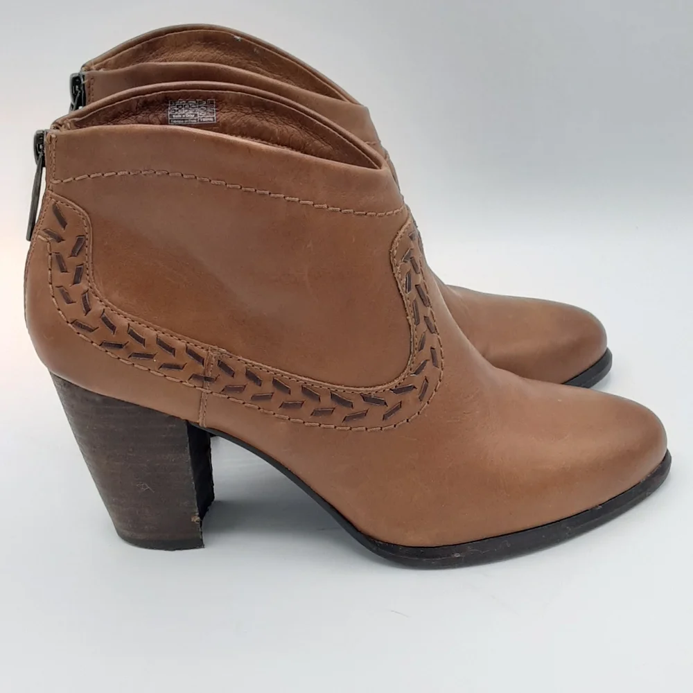 UGG Charlotte Brown Leather Ankle Boot.
